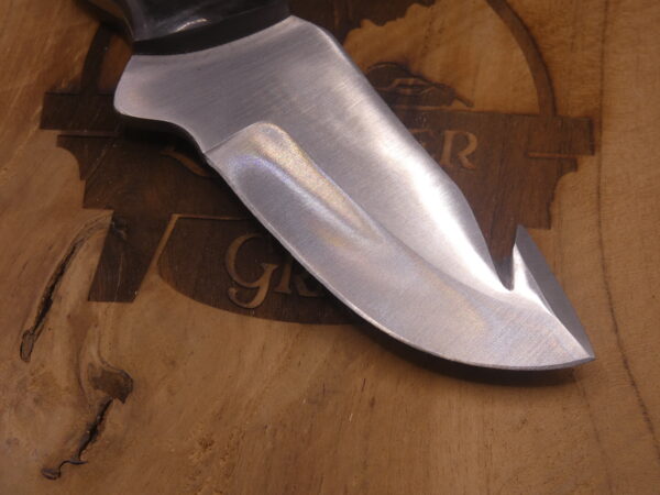 Couteau de dépeçage 21 cm en corne noire – Étui cuir inclus