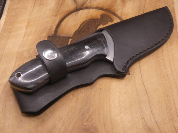 Couteau de dépeçage 21 cm en corne noire – Étui cuir inclus